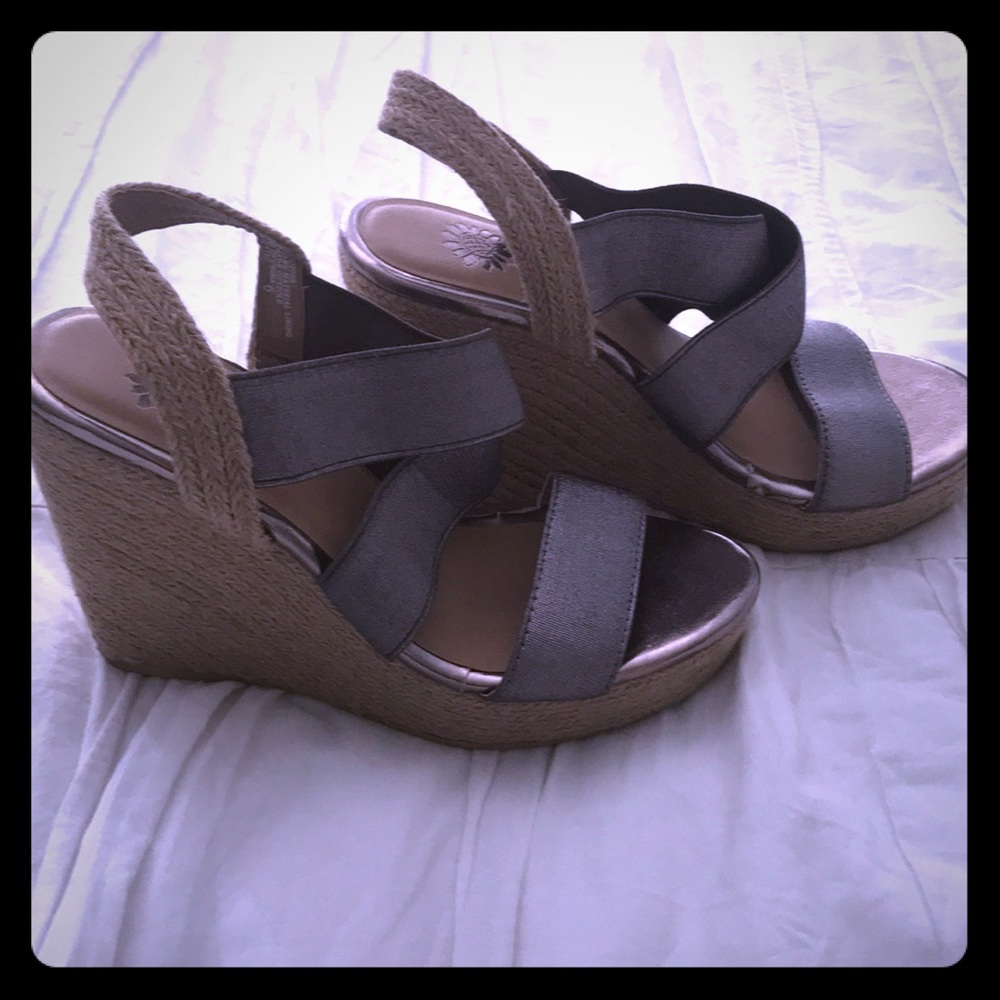 Yellow box metallic wedges size 6
